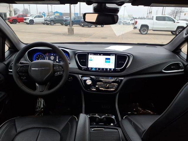 Used 2025 Chrysler Pacifica Limited image 8