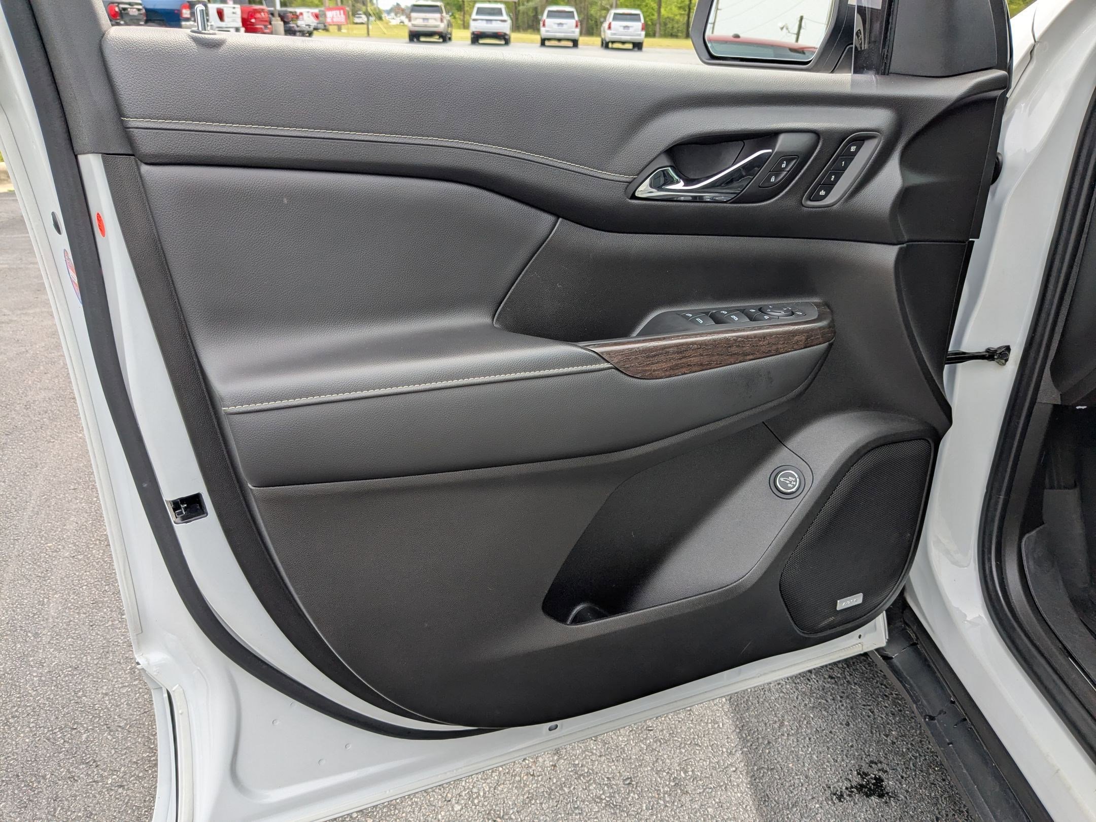 Used 2022 GMC Acadia Denali w/ Denali Technology Package image 11