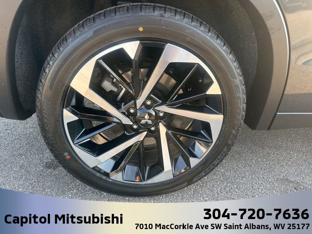 New 2025 Mitsubishi Outlander SE image 11