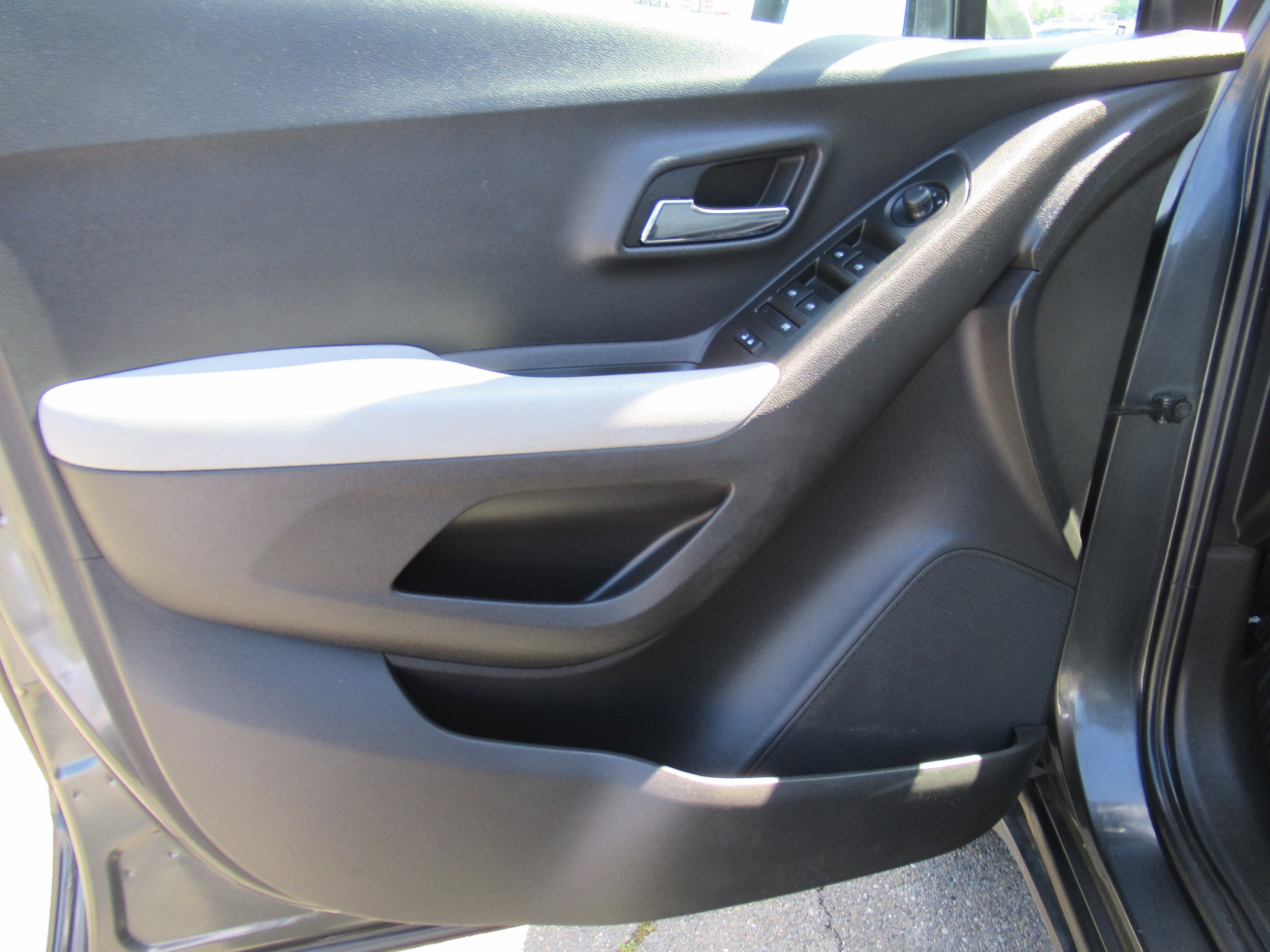 Used 2020 Chevrolet Trax LT FWD image 9