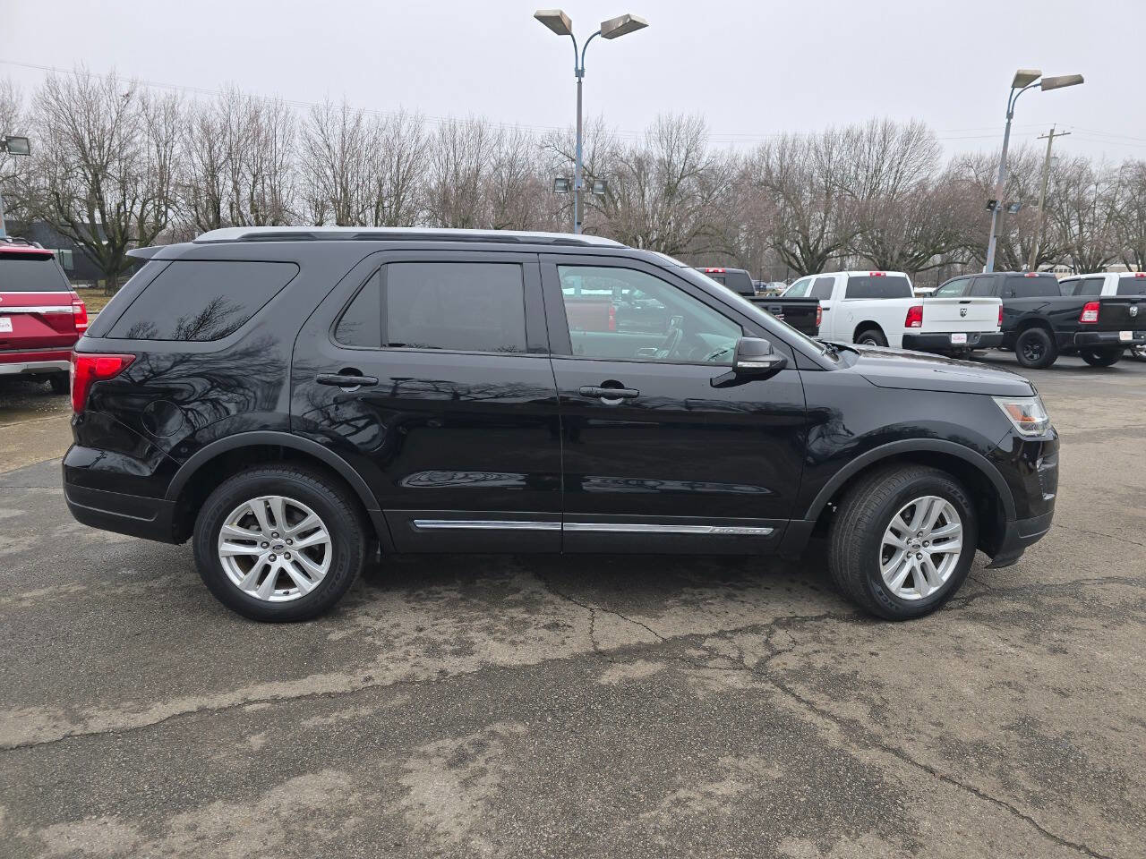 Used 2018 Ford Explorer XLT w/ Equipment Group 202A image 4