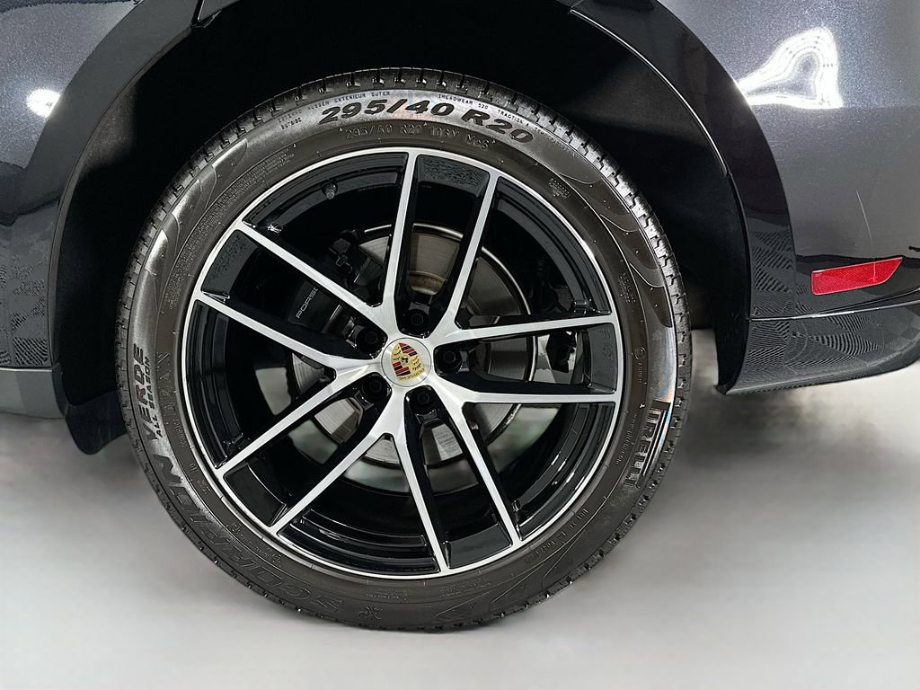 Certified 2024 Porsche Macan AWD/4WD image 33