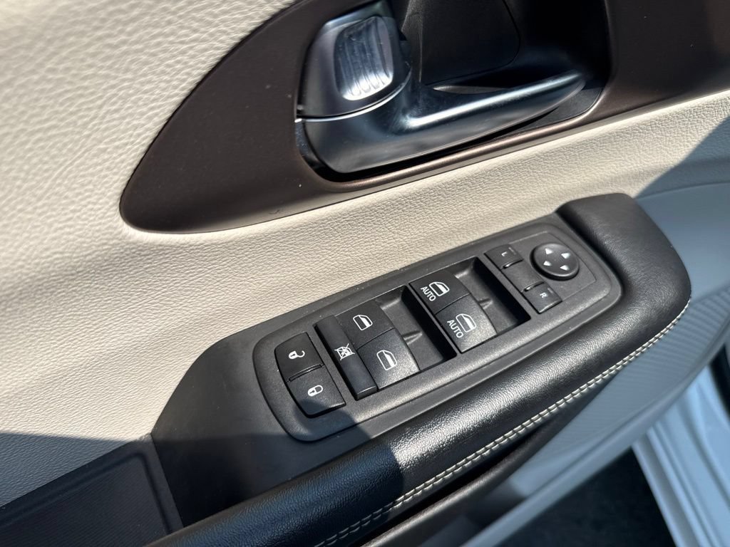 Used 2023 Chrysler Voyager LX FWD image 25
