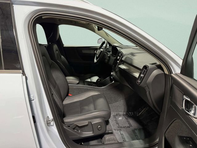 Used 2025 Volvo XC40 B5 Core AWD/4WD image 29