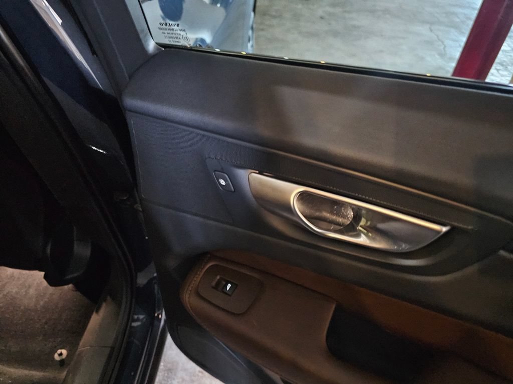 Certified 2024 Volvo XC60 B5 Plus w/ Climate Package AWD/4WD image 9