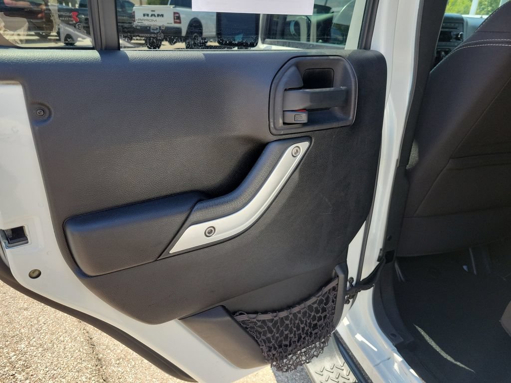 Used 2014 Jeep Wrangler Unlimited Sahara w/ Connectivity Group AWD/4WD image 13