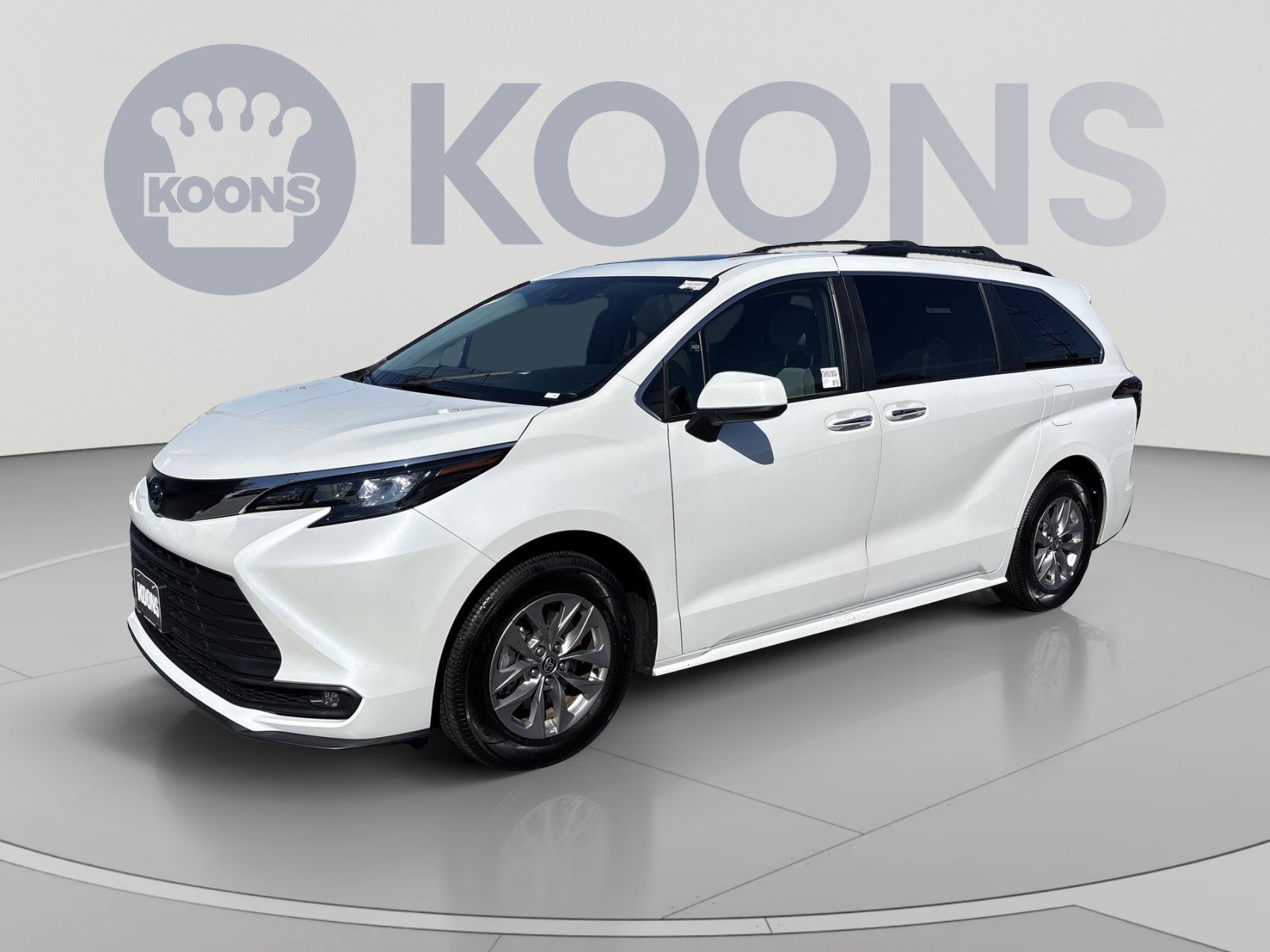 Used 2025 Toyota Sienna XLE AWD/4WD image 1