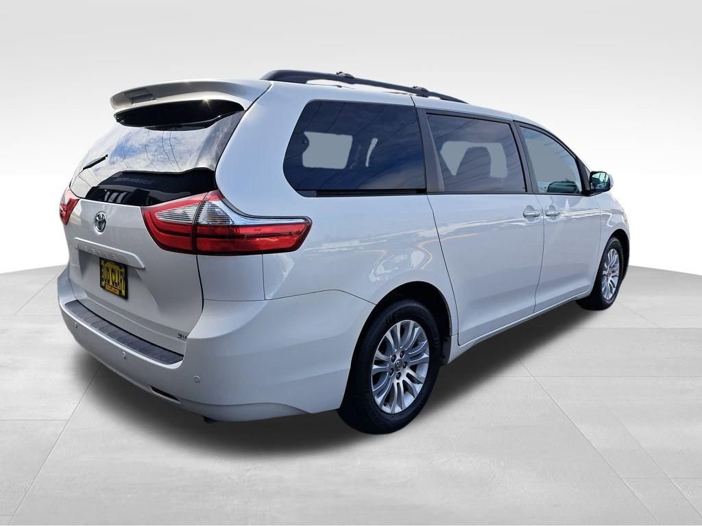 Used 2017 Toyota Sienna XLE Premium image 6