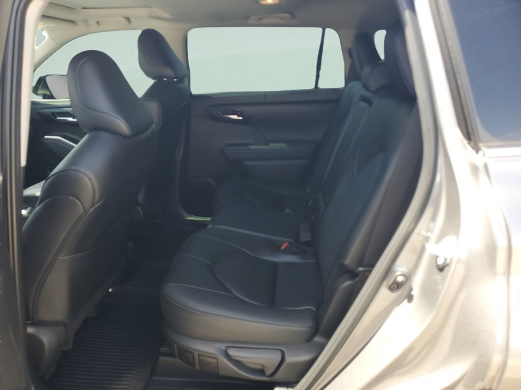 Used 2025 Toyota Highlander XLE FWD image 10