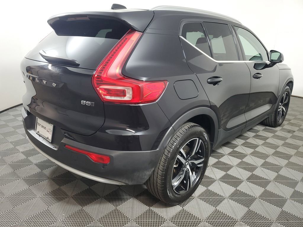 Certified 2025 Volvo XC40 B5 Core image 8