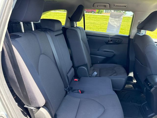 Used 2024 Toyota Highlander LE AWD/4WD image 14