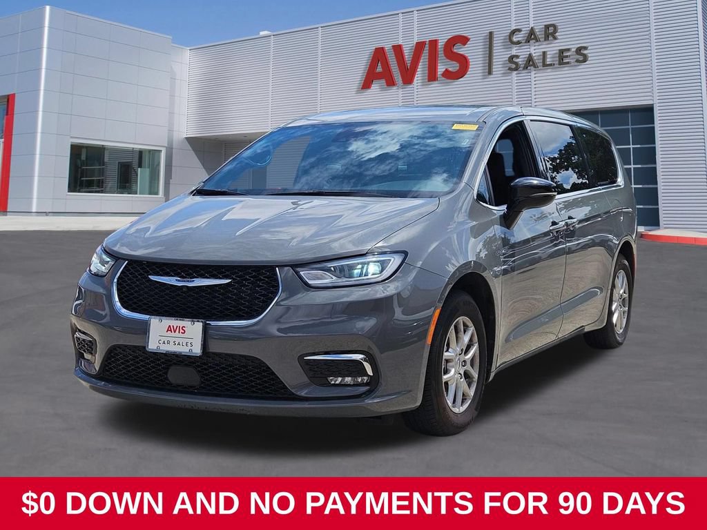 Used 2025 Chrysler Pacifica Select