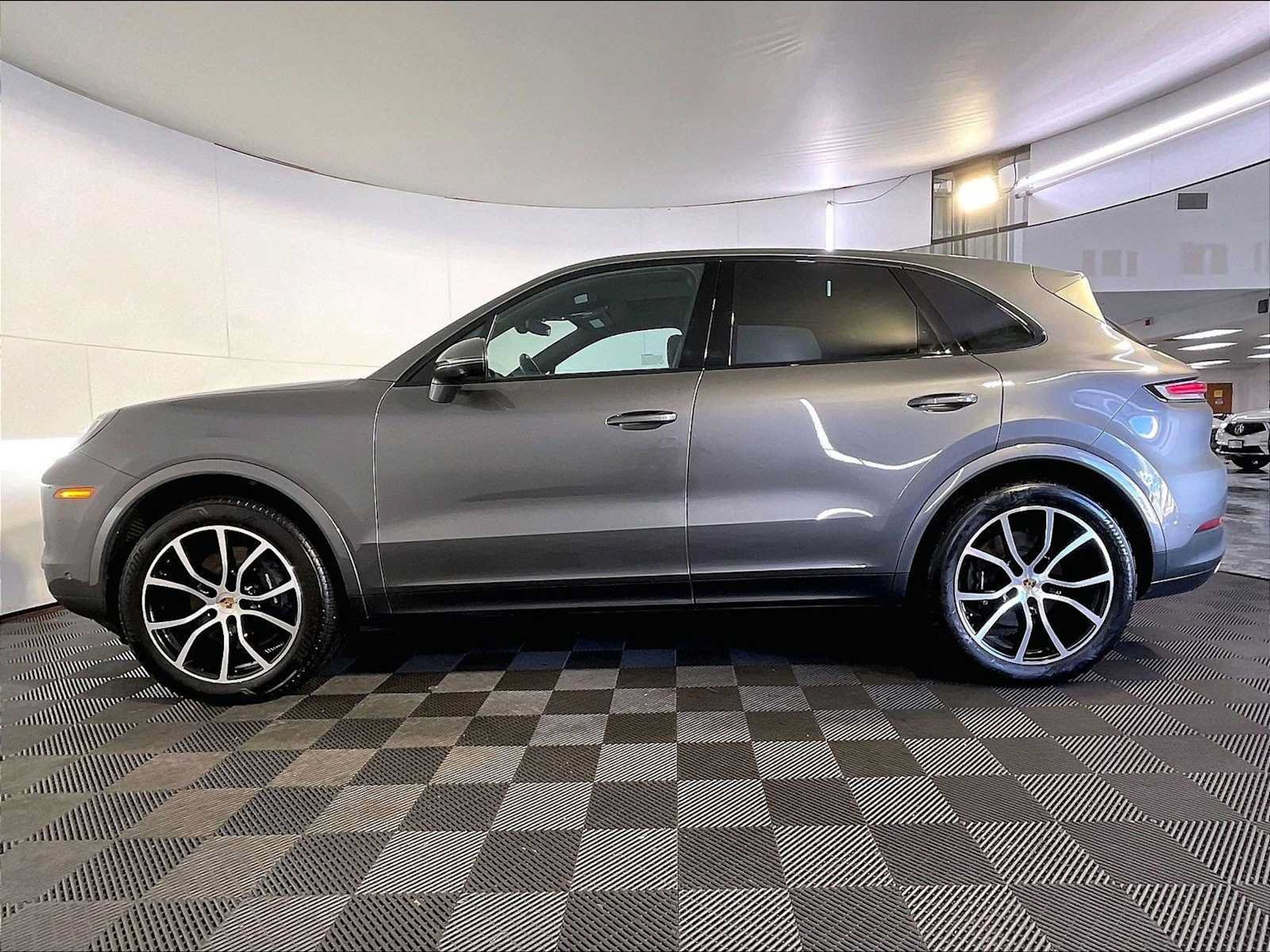 Certified 2024 Porsche Cayenne AWD/4WD image 2