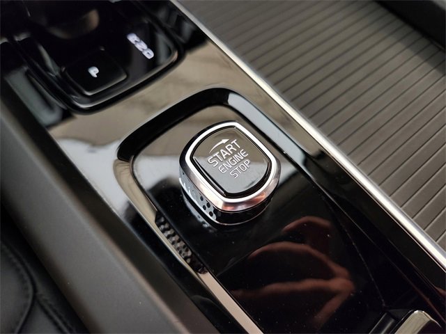 Used 2025 Volvo XC60 B5 Core image 23