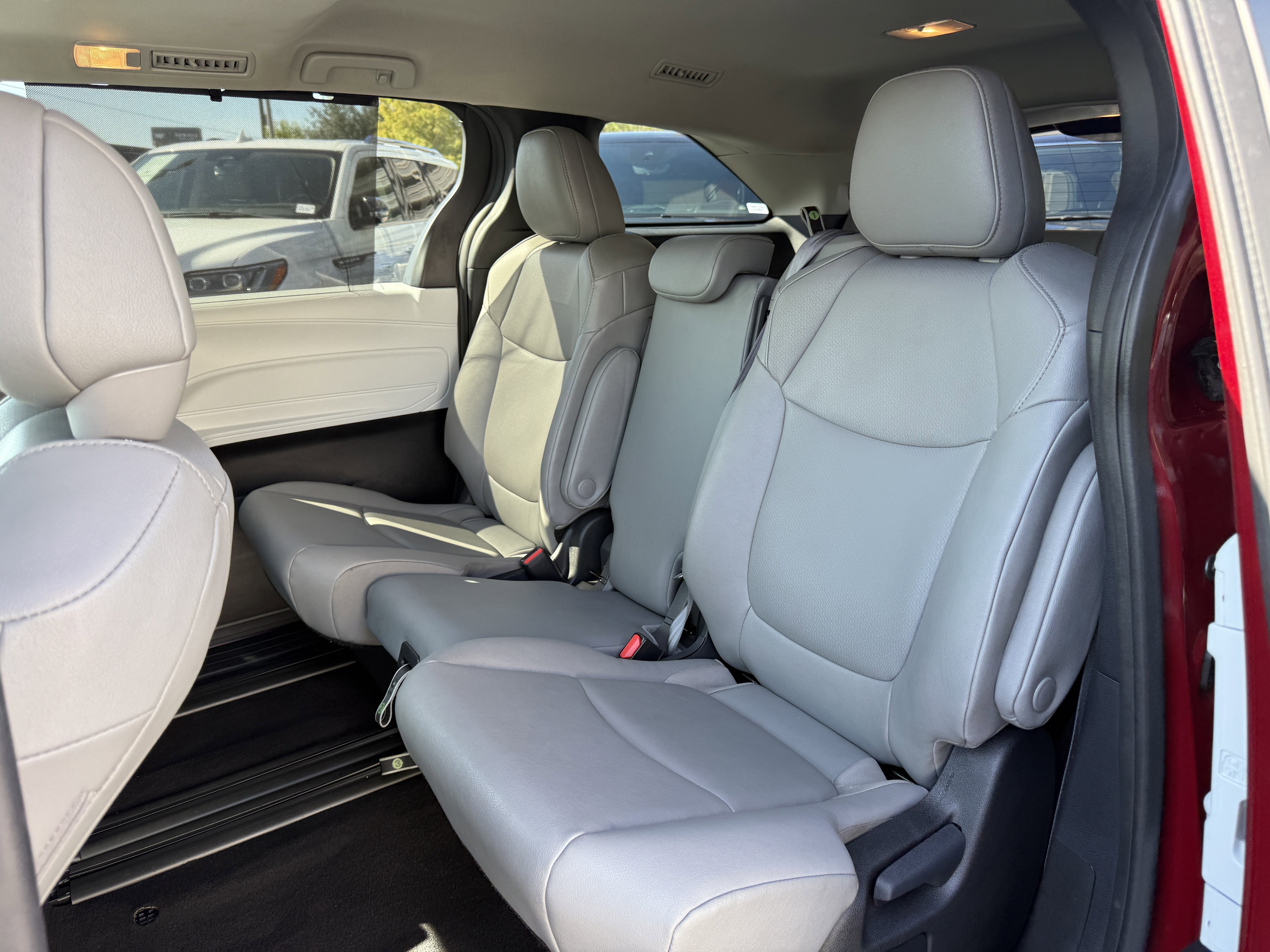 Used 2025 Toyota Sienna XLE image 14