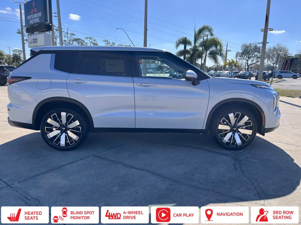 New 2025 Mitsubishi Outlander SE image 2