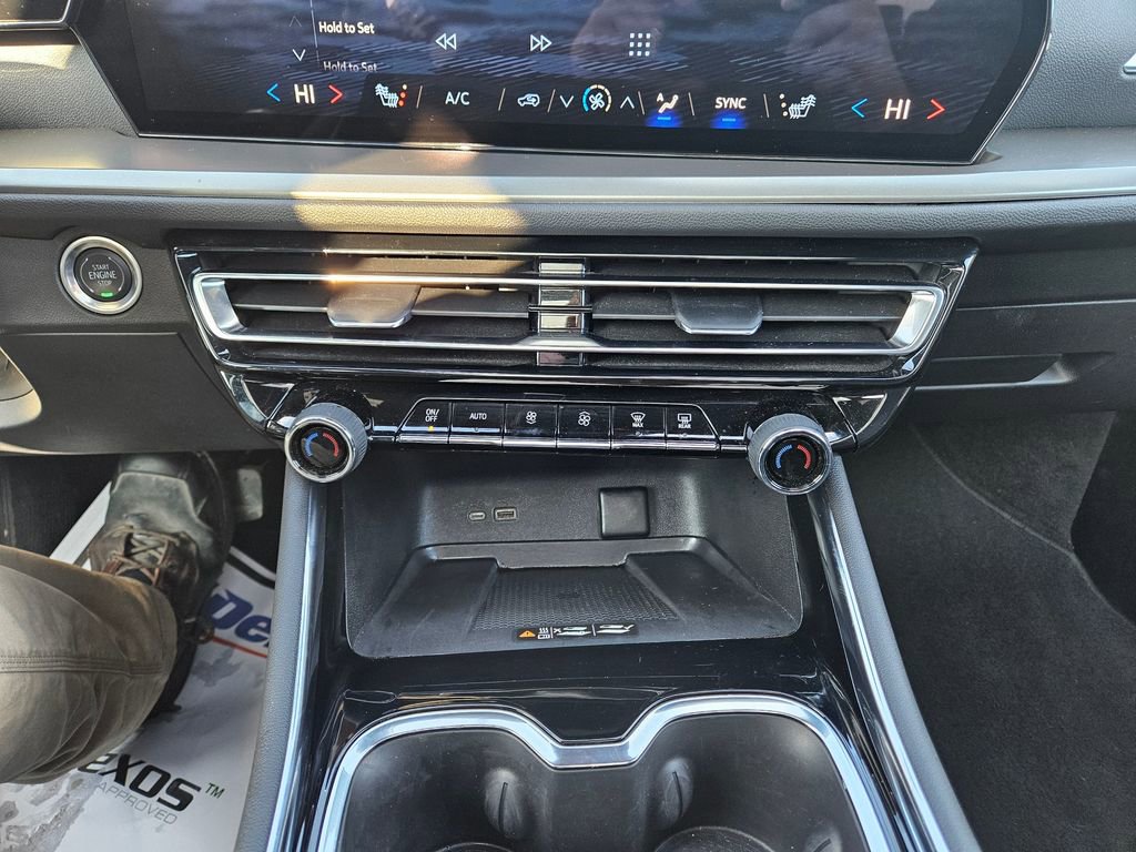 Used 2025 Chevrolet Traverse LT w/ Sun and Wheel Package image 16