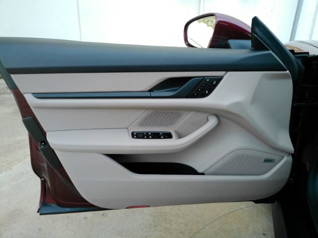 Used 2022 Porsche Taycan RWD image 11
