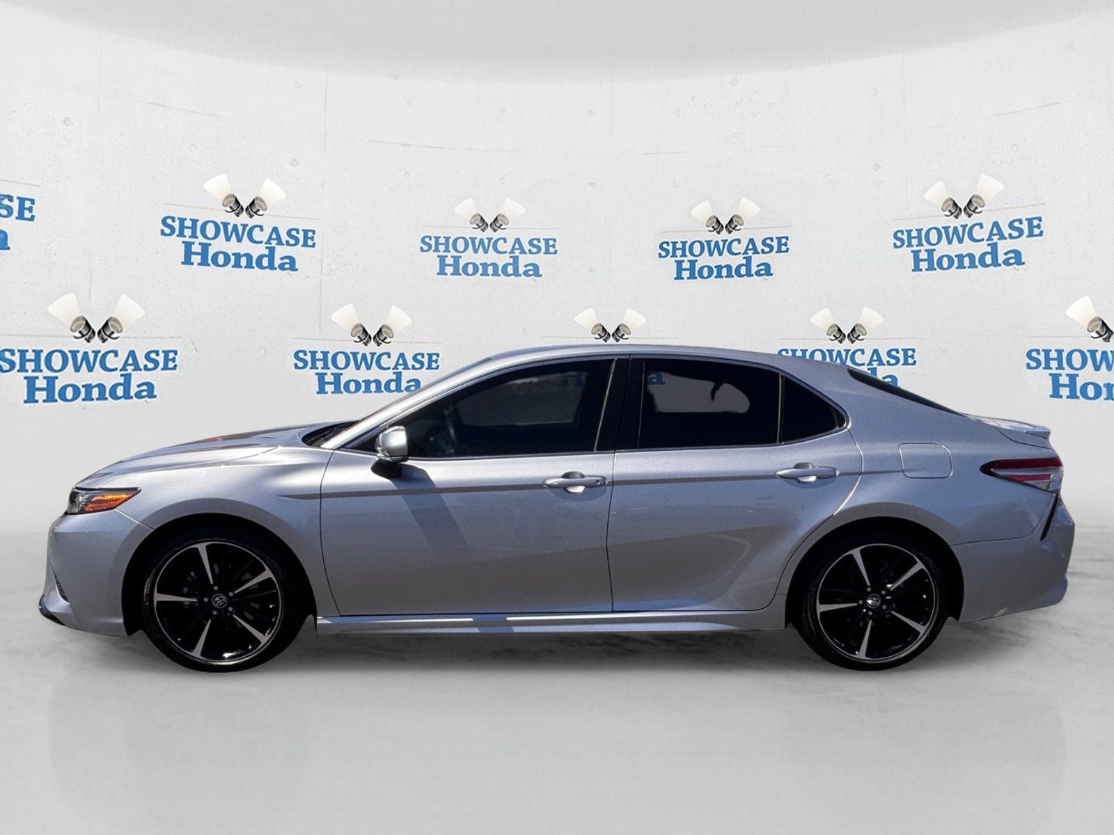 Used 2018 Toyota Camry XSE FWD image 4