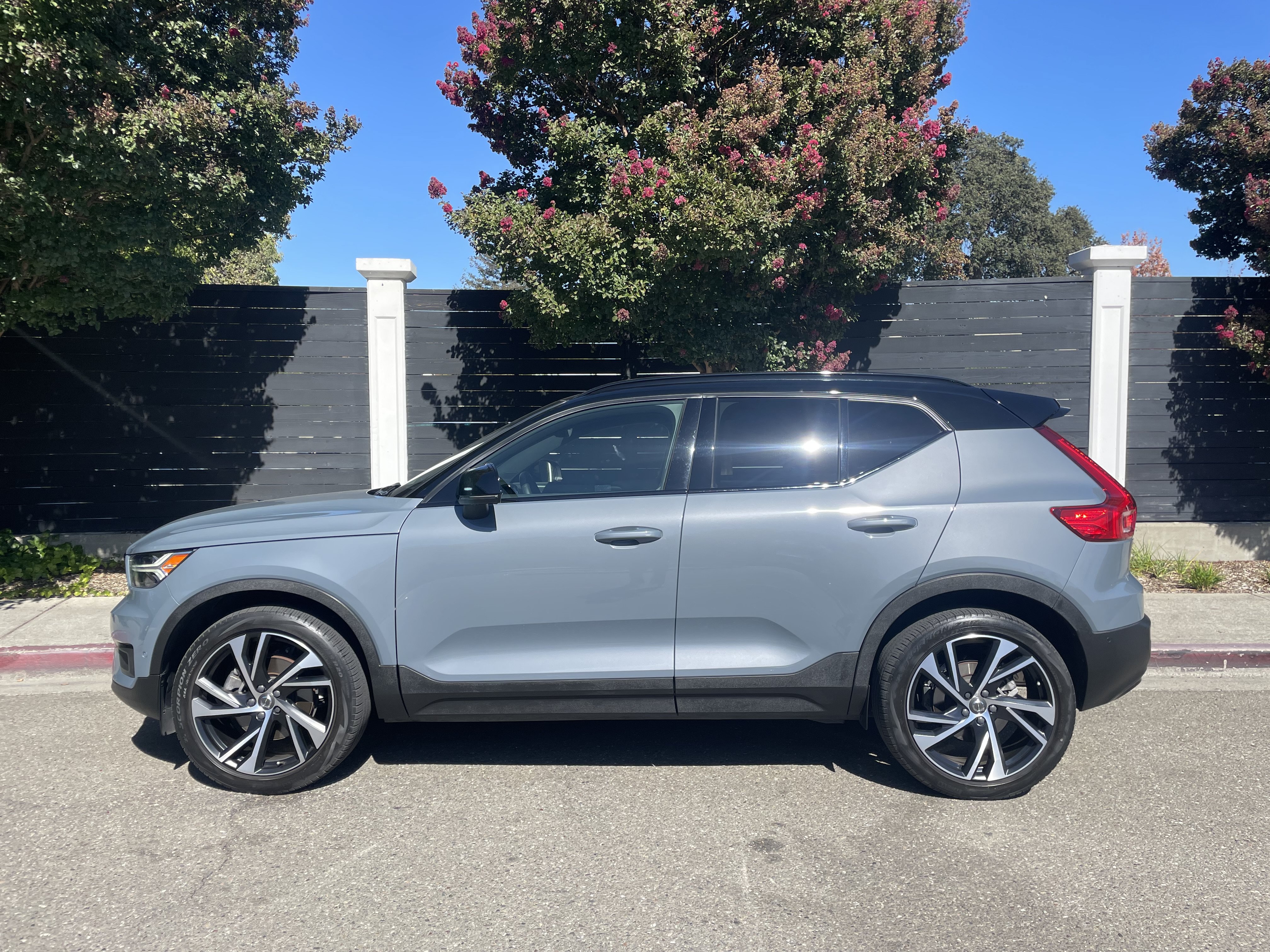 Used 2022 Volvo XC40 T5 R-Design w/ Advanced Package