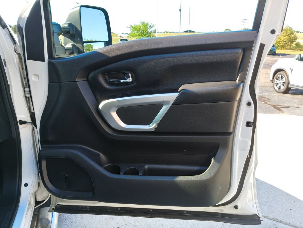 Used 2017 Nissan Titan SV AWD/4WD image 26