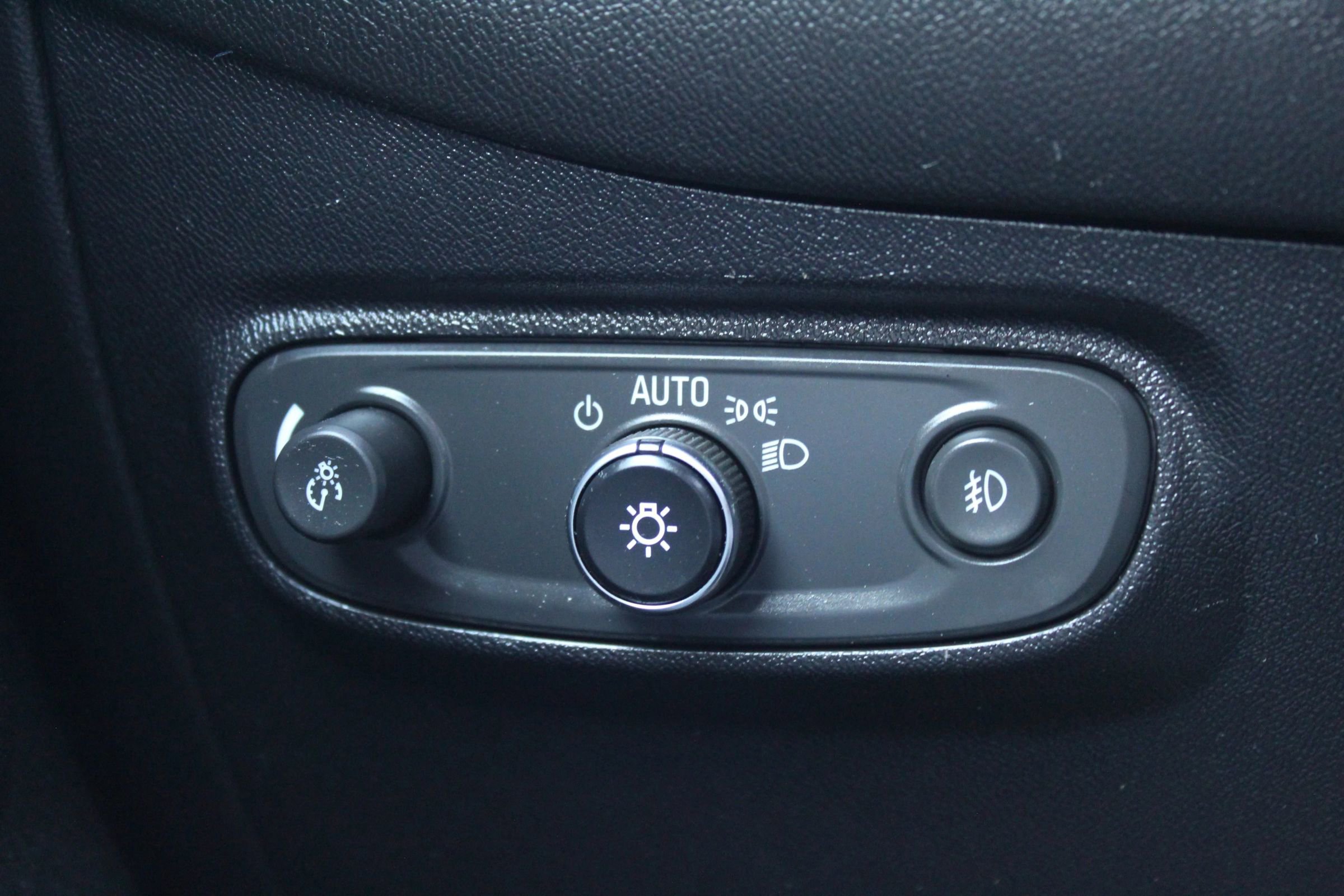 Used 2018 Chevrolet Equinox Premier image 34