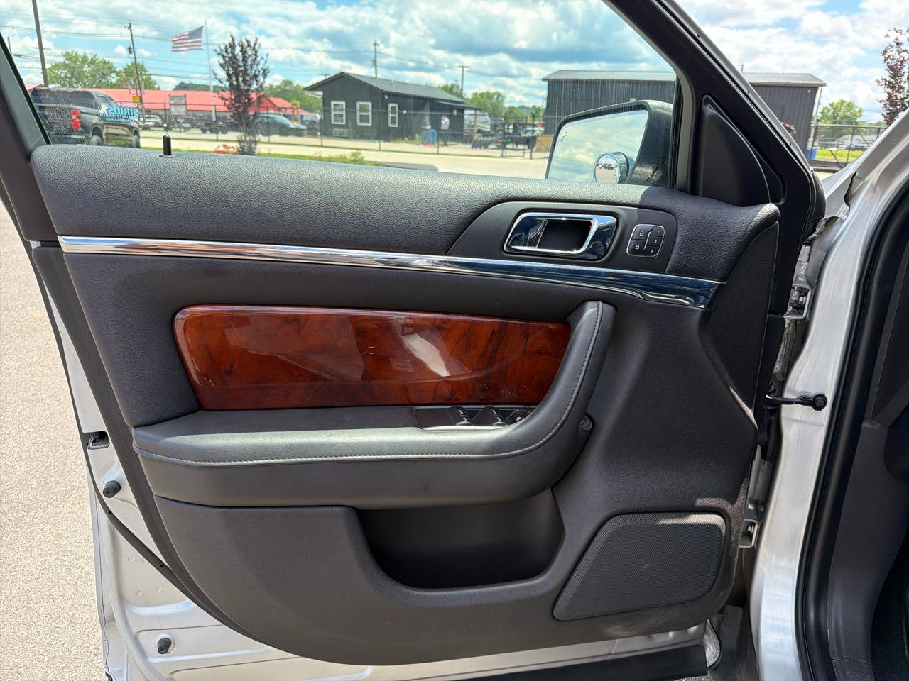 Used 2013 Lincoln MKS AWD image 8