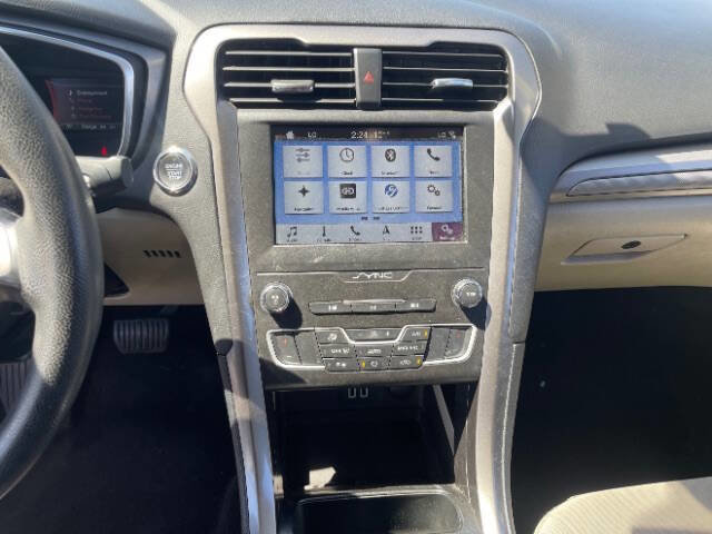 Used 2019 Ford Fusion SE image 12