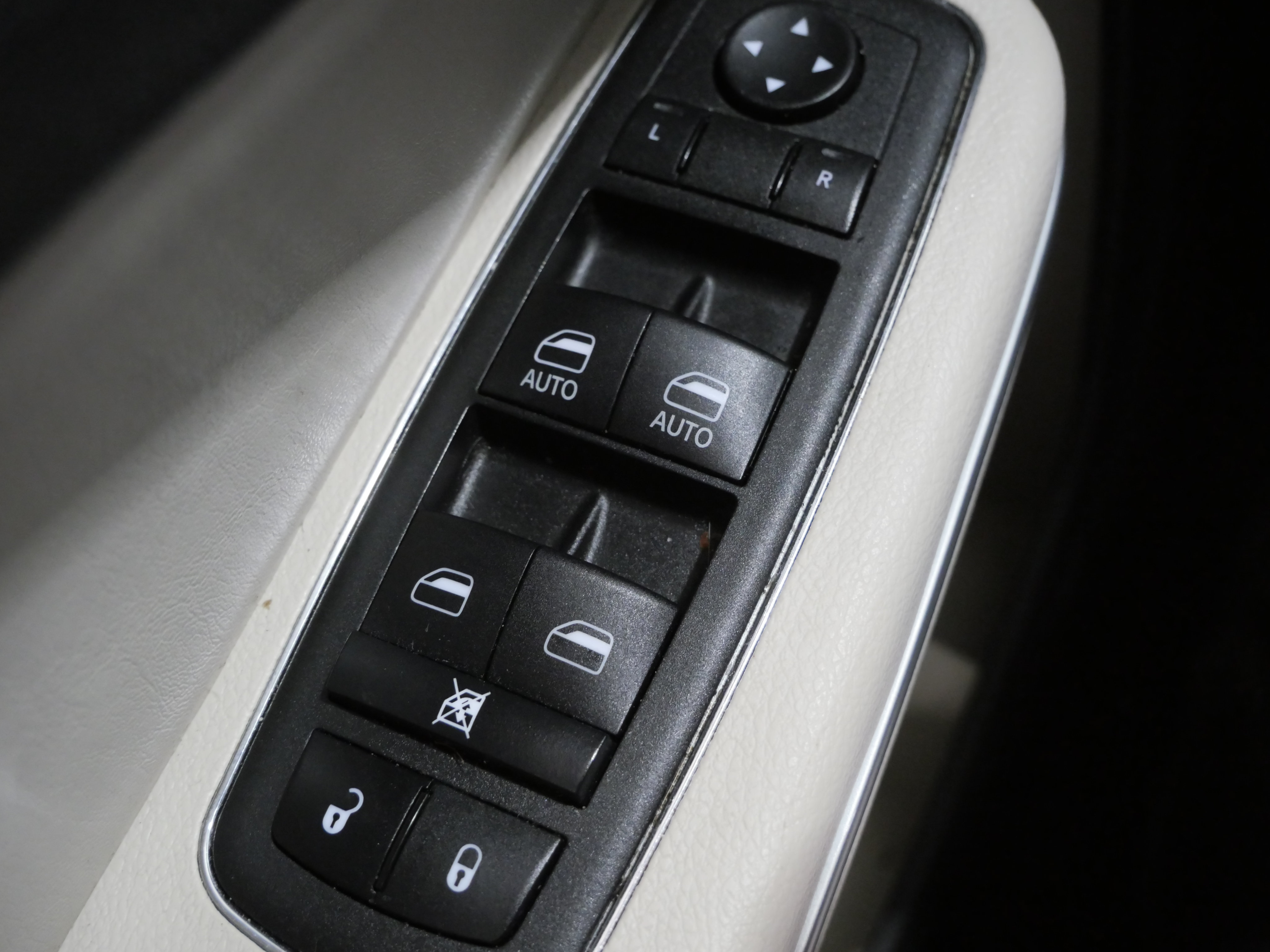 Used 2023 Chrysler 300 Touring RWD image 10