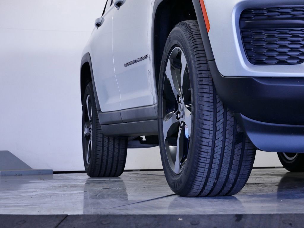 Used 2024 Jeep Grand Cherokee Altitude image 8