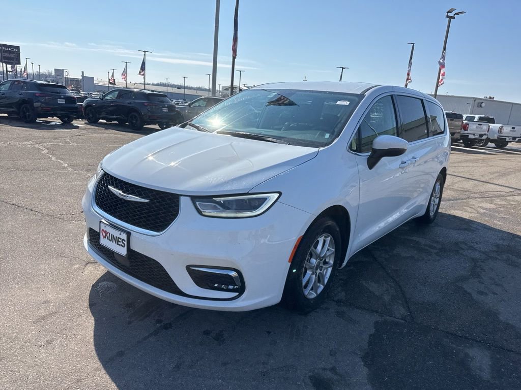 Used 2023 Chrysler Pacifica Touring-L FWD image 5