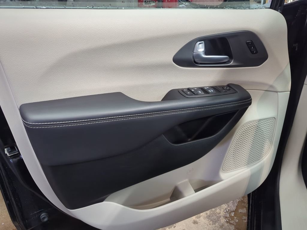 Used 2024 Chrysler Pacifica Touring-L image 30