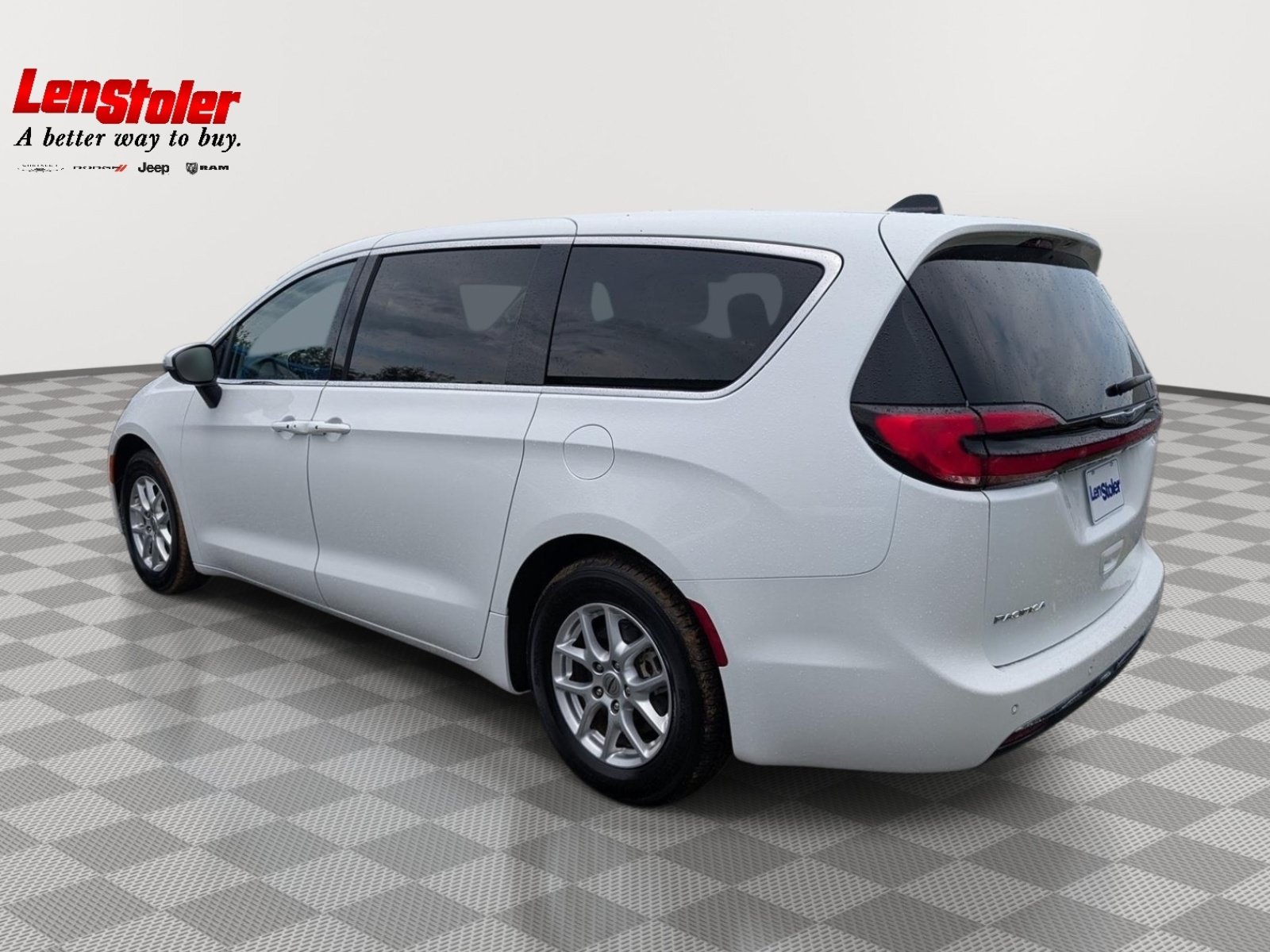 Used 2023 Chrysler Pacifica Touring-L FWD image 3
