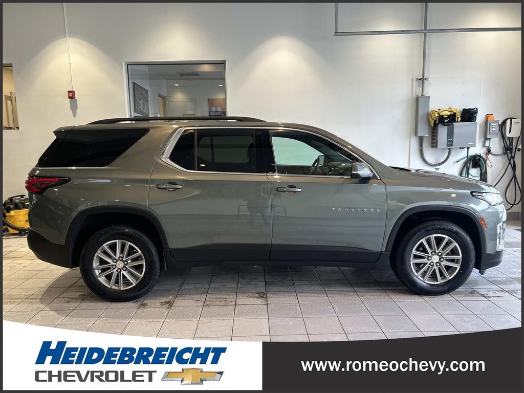 Used 2023 Chevrolet Traverse LT image 2