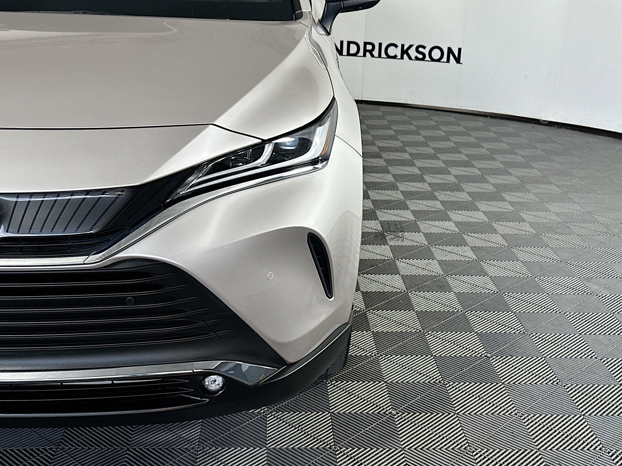 Used 2023 Toyota Venza LE image 9