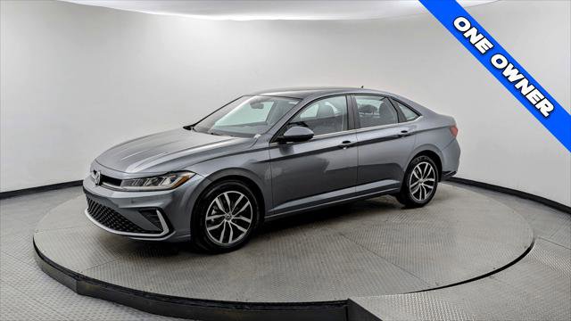 Used 2025 Volkswagen Jetta SE image 2