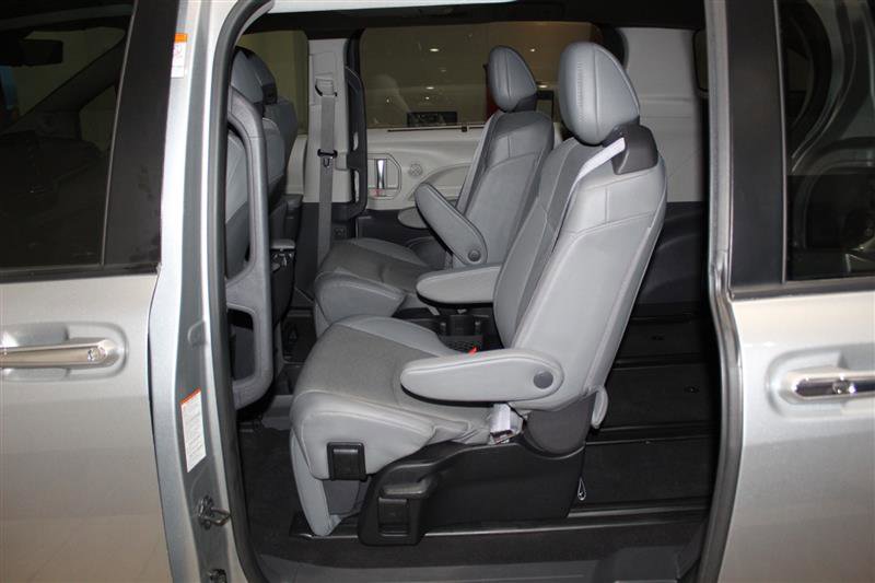 Used 2022 Toyota Sienna Limited FWD image 33