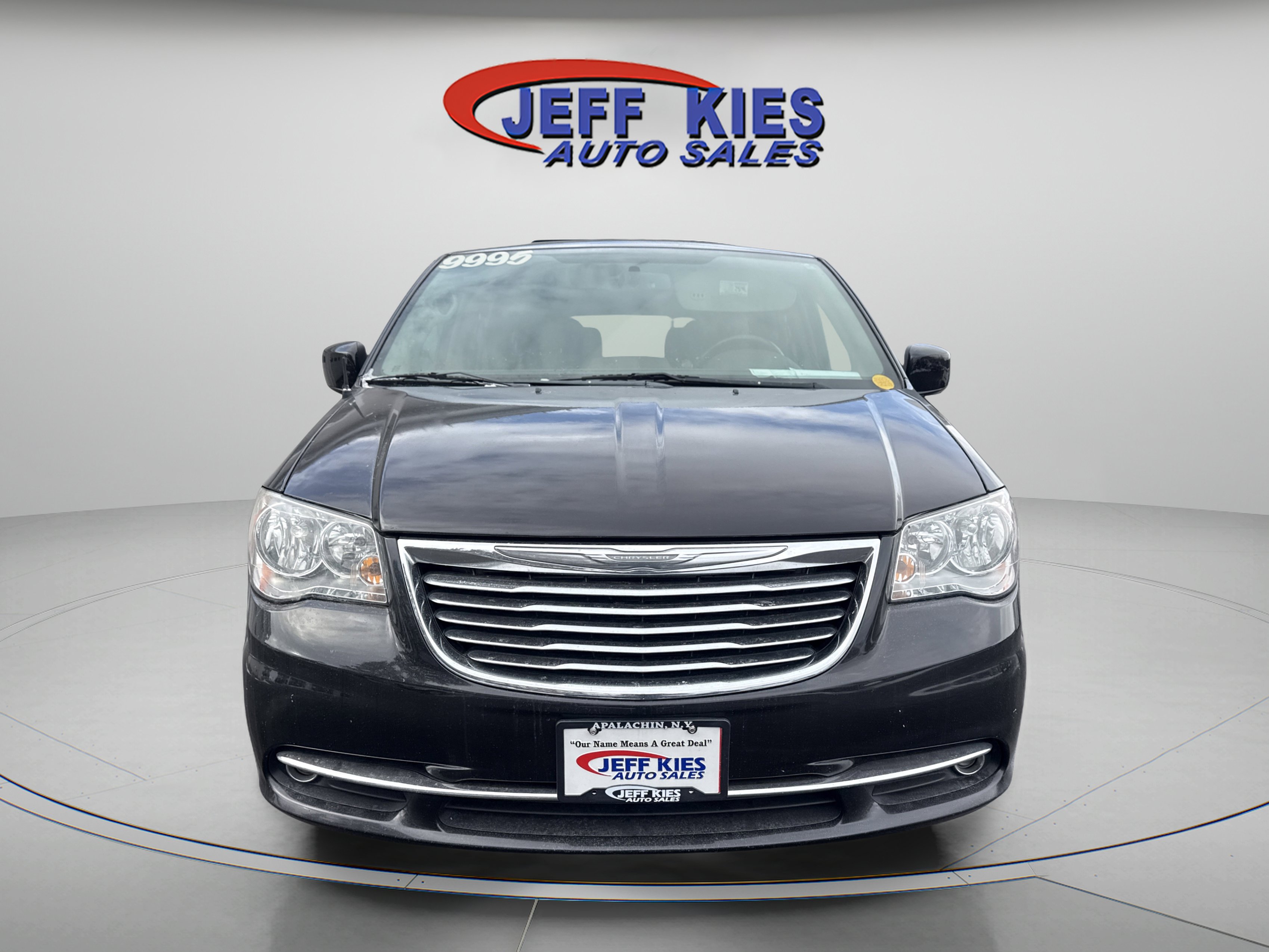 Used 2016 Chrysler Town & Country Touring image 2