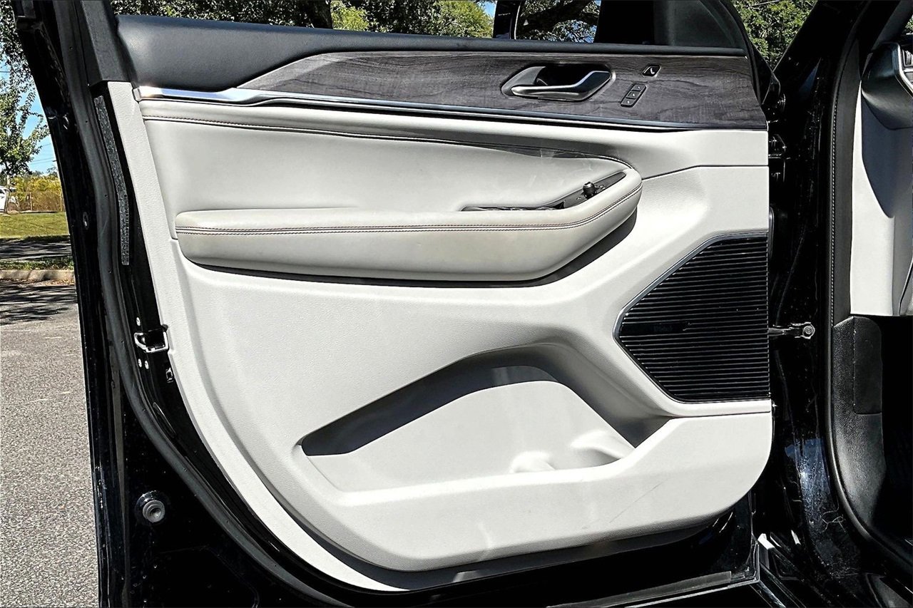 Used 2021 Jeep Grand Cherokee L Overland w/ Luxury Tech Group IV image 17