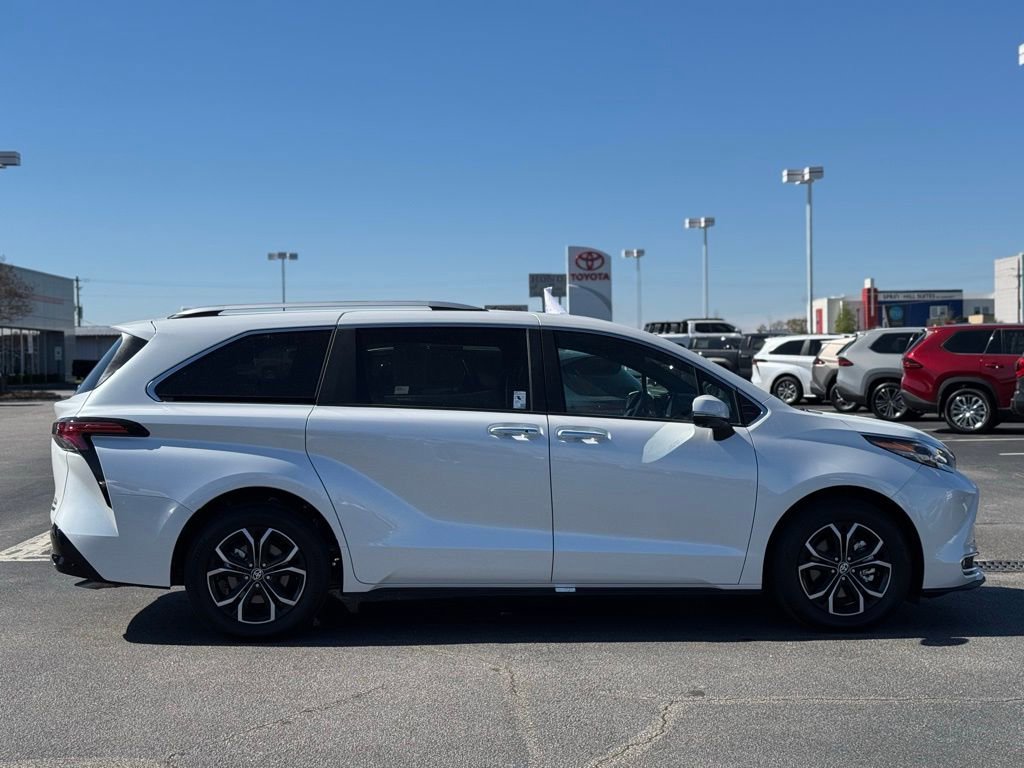 Used 2026 Toyota Sienna Platinum image 7