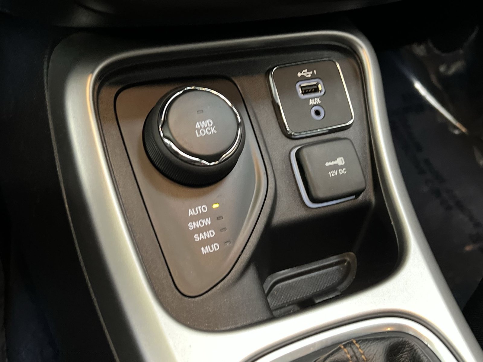 Used 2020 Jeep Compass Latitude w/ Cold Weather Group AWD/4WD image 31