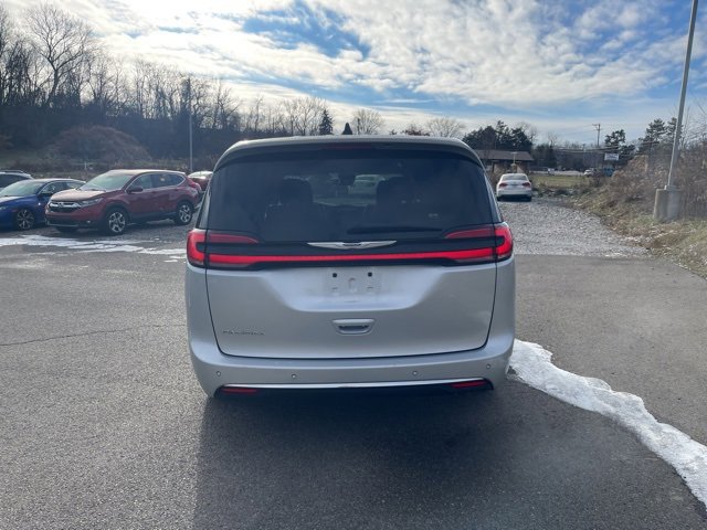 Used 2023 Chrysler Pacifica Touring-L image 11