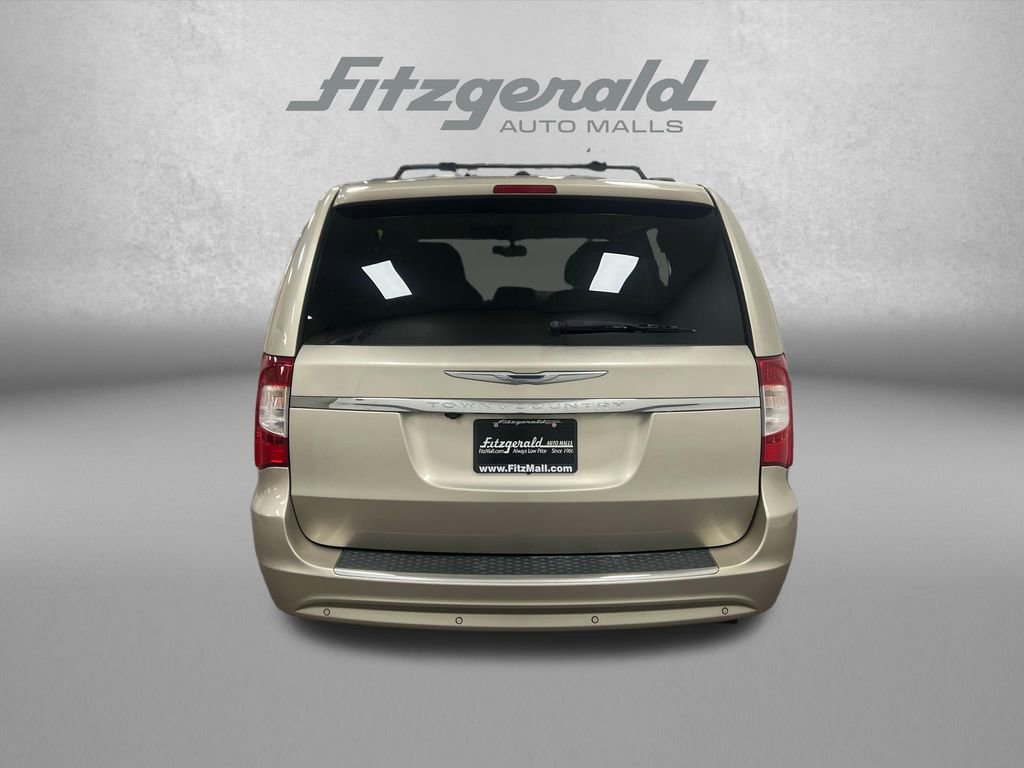 Used 2014 Chrysler Town & Country Touring-L w/ Driver Convenience Group FWD image 4