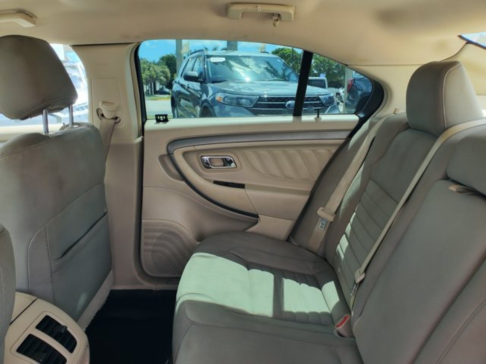 Used 2014 Ford Taurus SE FWD image 24