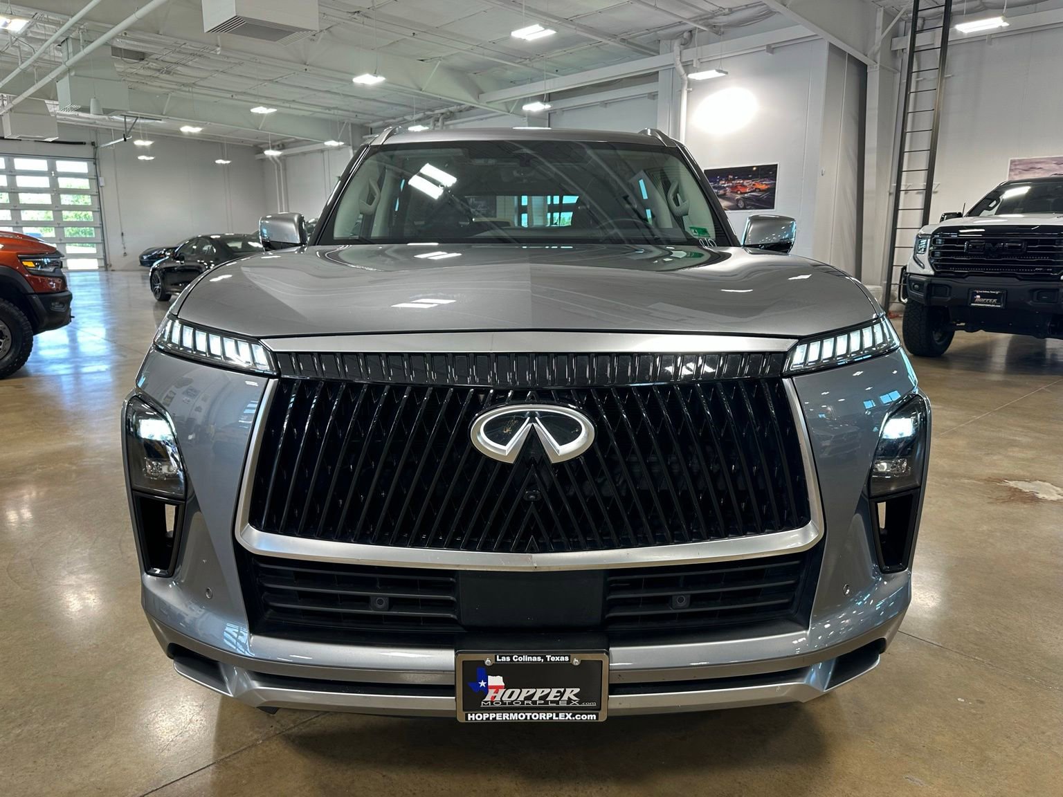 Used 2025 INFINITI QX80 Sensory AWD/4WD image 2