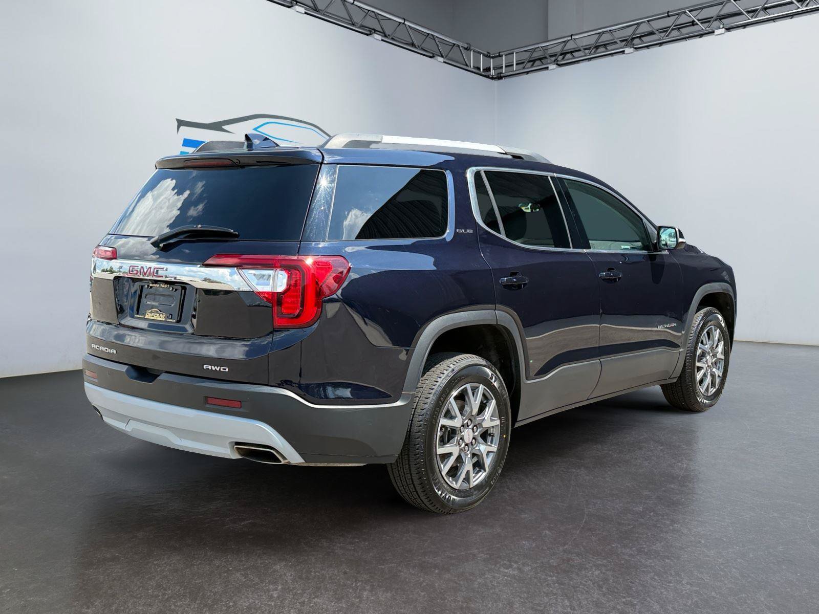 Used 2022 GMC Acadia SLE w/ LPO, Cargo Package AWD/4WD image 3