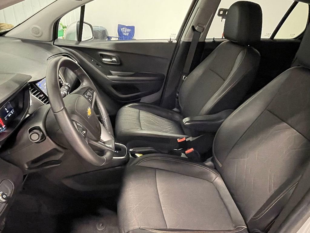Used 2022 Chevrolet Trax LT w/ LT Convenience Package image 3