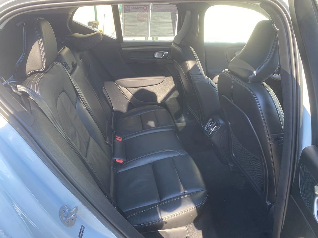 Used 2023 Volvo XC40 B5 Plus image 27