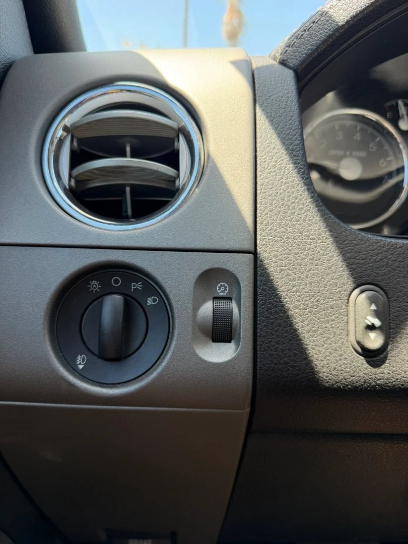 Used 2006 Lincoln Mark LT 2WD image 28