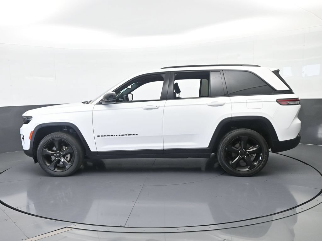 Used 2024 Jeep Grand Cherokee Altitude RWD image 3